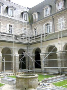 Réparation de pierres en calcaires sur l'ancienne gendarmerie de Quimperlé.