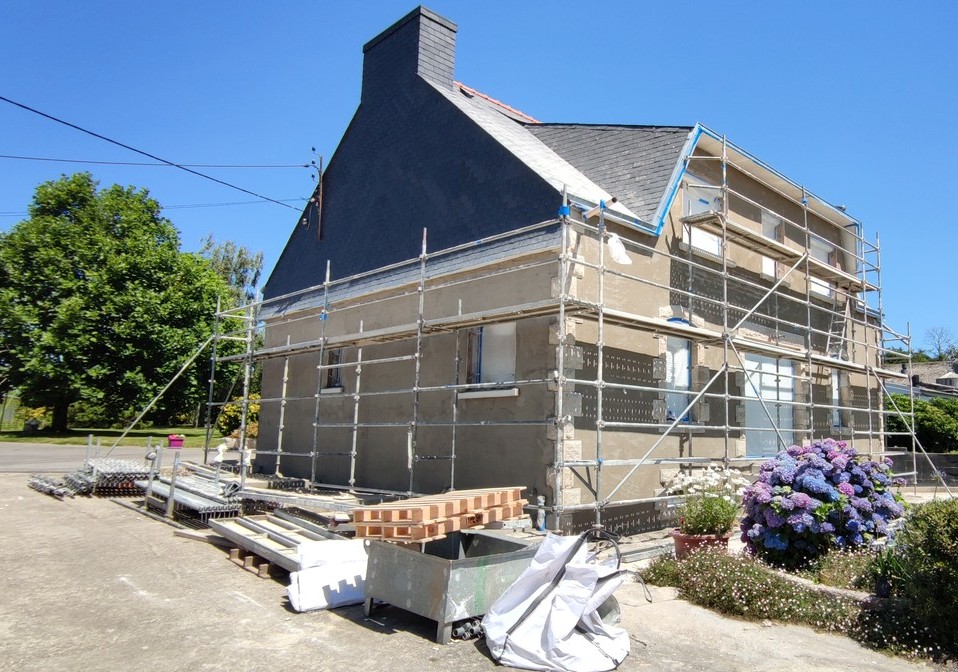 Travaux de rénovation de façade (enduit chaux) sur Elliant